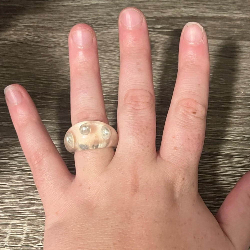 ❤️‍🔥BOGO FREE FRANCESCA’S Resin Floating Pearl Clear Statement Cocktail Ring 7/8